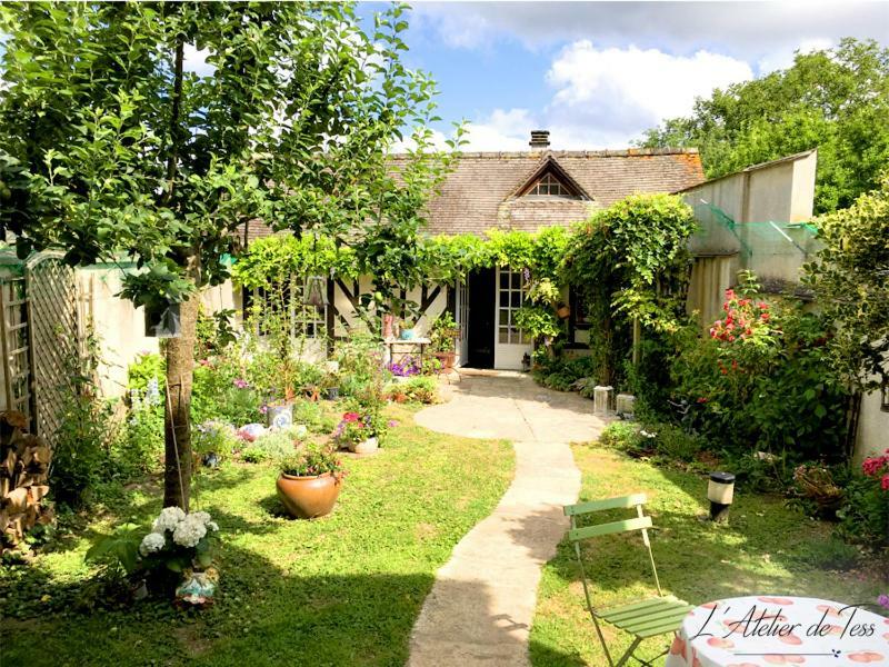 Bed and Breakfast L'Atelier De Tess Le Bec-Hellouin Экстерьер фото